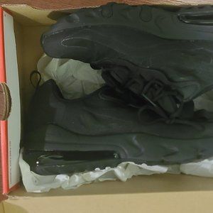 Nike air max 270’s size: 7 color: black, condition: Like New (Only worn once)